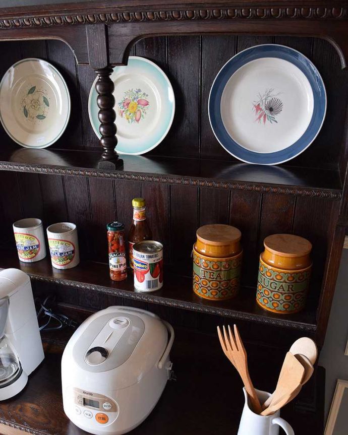 アンティークのキャビネット　アンティーク家具　シックなアンティークの英国家具、美しいウェルッシュドレッサー（食器棚）。出し入れもしやすく、飾りながらたっぷり収納できる便利なシェルフです。(q-396-1)