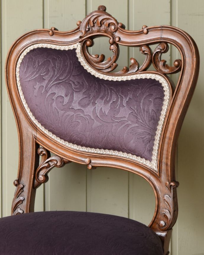 サロンチェア　アンティーク チェア　フランスのアンティークチェア、猫脚のエレガントなサロンチェア。アンティークらしい背もたれの装飾背もたれのデザインがとてもキレイ。(q-396-c)