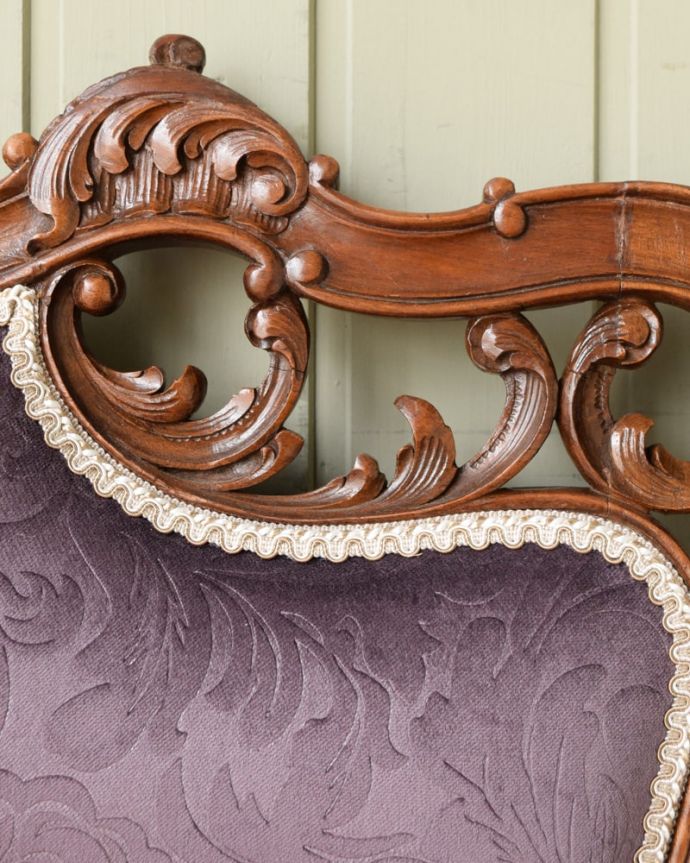 サロンチェア　アンティーク チェア　フランスのアンティークチェア、猫脚のエレガントなサロンチェア。フランスらしい彫りフランスらしさの象徴とも言える、優雅な彫りの装飾。(q-396-c)