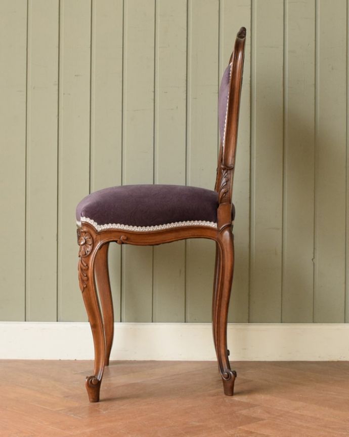 サロンチェア　アンティーク チェア　フランスのアンティークチェア、猫脚のエレガントなサロンチェア。横から見ても優雅な立ち姿背もたれがカーブしているので楽です。(q-396-c)