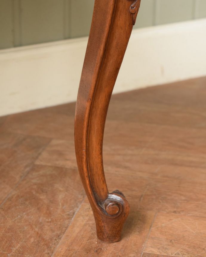 サロンチェア　アンティーク チェア　フランスのアンティークチェア、猫脚のエレガントなサロンチェア。床を滑らせて移動出来ますHandleではアンティークチェアの脚の裏にフェルトキーパーをお付けしています。(q-396-c)