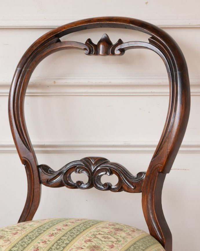 背もたれが美しいアンティークの椅子