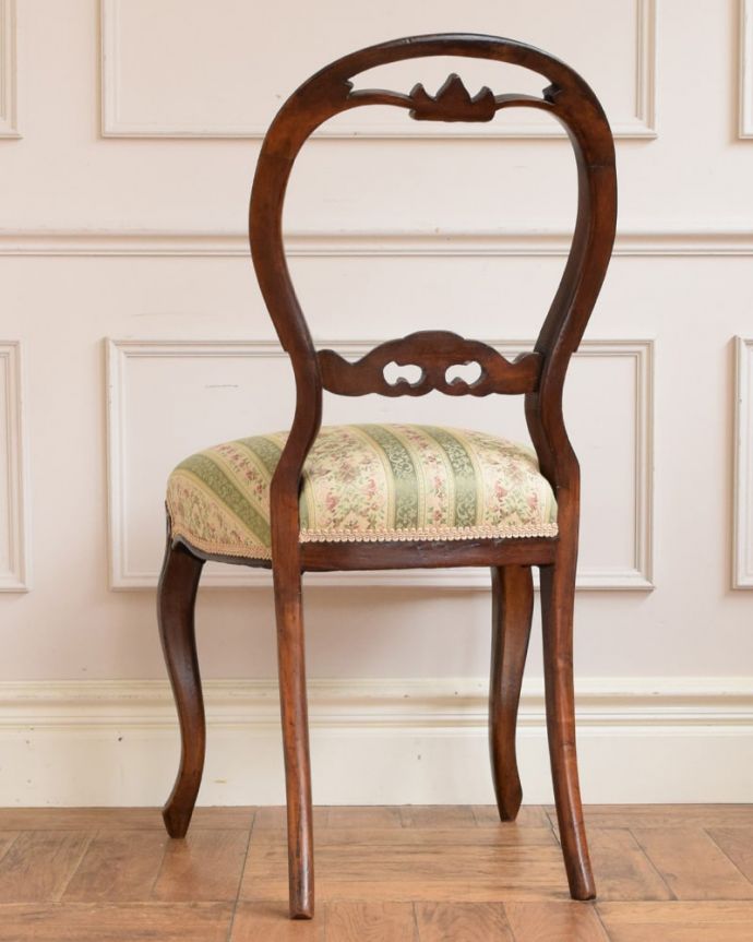 アンティークのサロンチェアの後ろ姿