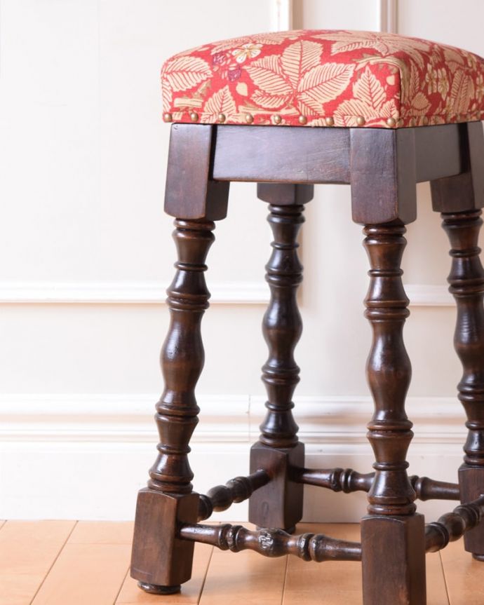 スツール・オットマン　アンティーク チェア　スツール。しっかり修復しましたアンティークなので経年変化によるキズはありますが、専門の職人が目立たないようキレイにお直しをしているので、安心してお使い下さい。(q-399-c)