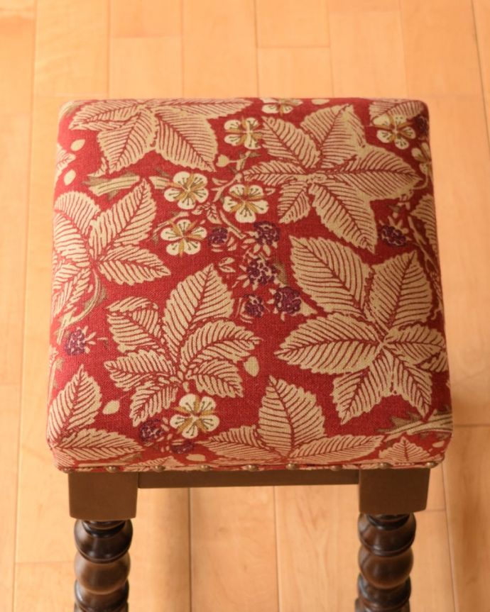 スツール・オットマン　アンティーク チェア　スツール。座面を上から見るとこんな感じ座面は布貼りなので、長時間座っても疲れません。(q-399-c)