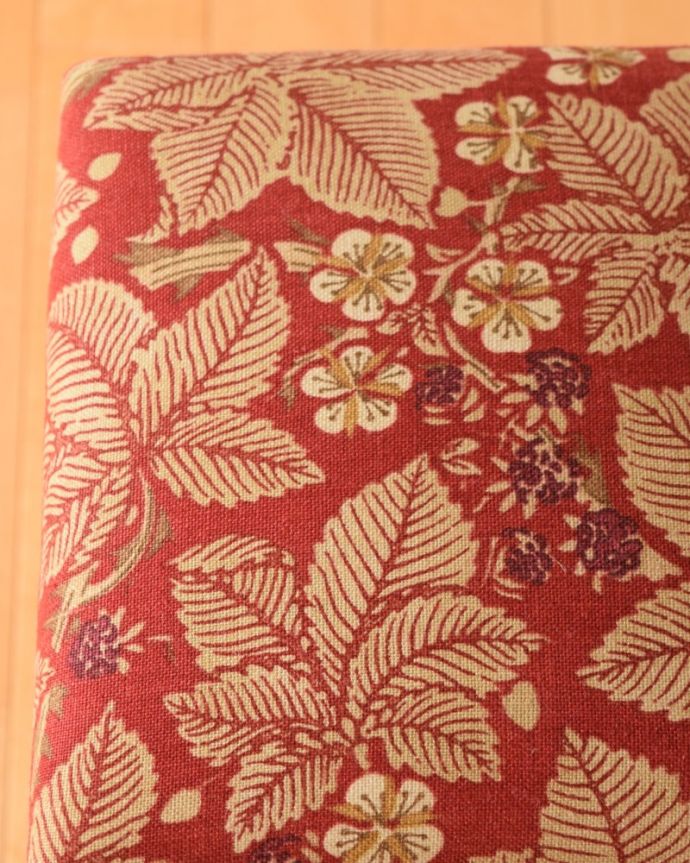 スツール・オットマン　アンティーク チェア　スツール。生地のセレクトにもこだわりました優雅なアンティークチェアの雰囲気をそのままに、一番似合う貼り座をじっくり選びました。(q-399-c)