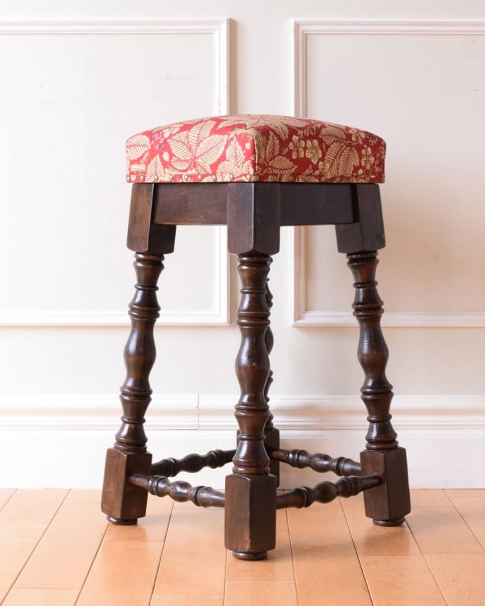 スツール・オットマン　アンティーク チェア　スツール。360度、どこから見ても美しい脚もしっかり組まれているのがわかります。(q-399-c)