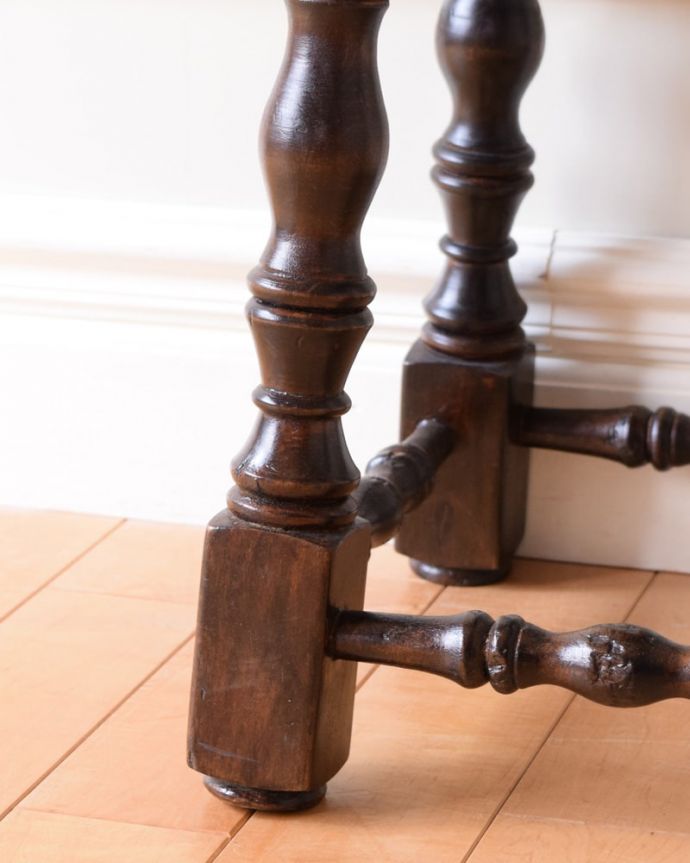 アンティークスツールの脚