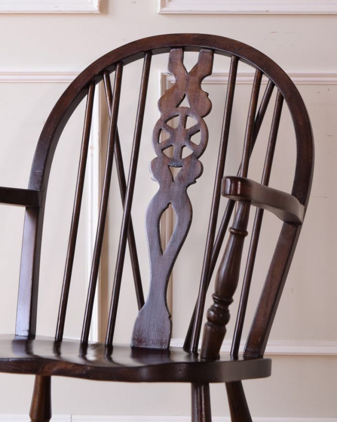 1Pソファ(ラウンジチェア) アンティーク チェア ロッキングチェアー しっかりと包み込んでくれる背もたれ・・・背中をしっかりと支えてくれる背もたれは、デザインもオシャレ。(q-401-c)