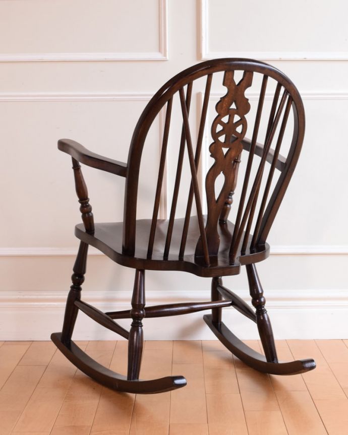 1Pソファ(ラウンジチェア) アンティーク チェア ロッキングチェアー 後ろ姿にも自信があります!後ろから見てもやっぱりカッコいい。(q-401-c)