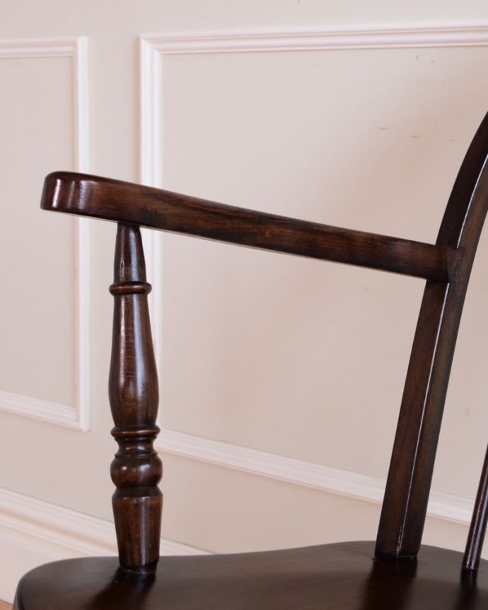 1Pソファ(ラウンジチェア) アンティーク チェア ロッキングチェアー。さらにリラックスできるアーム付き立ち上がる時に便利なアーム付き。(q-401-c)