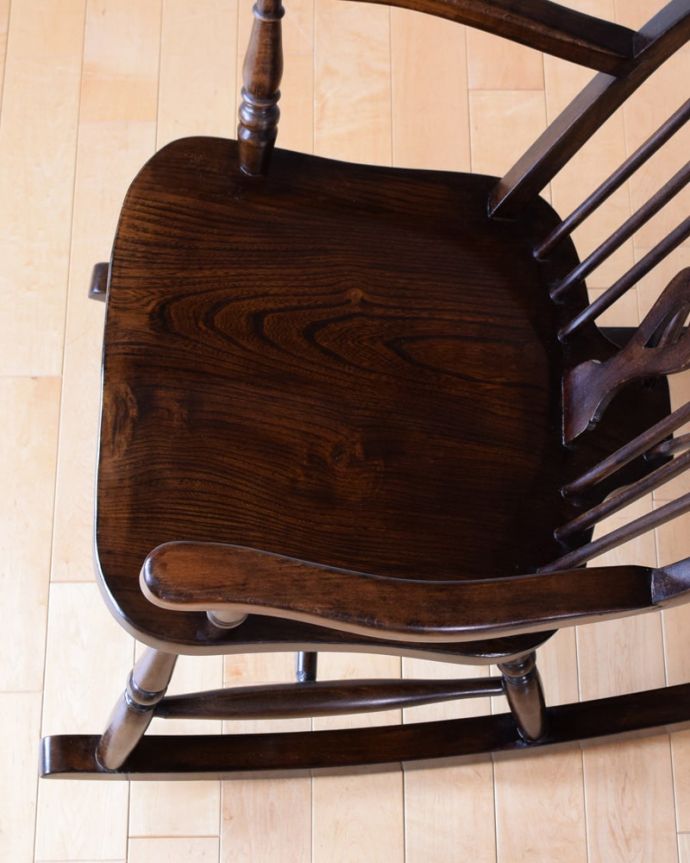 1Pソファ(ラウンジチェア) アンティーク チェア ロッキングチェアー 座面に隠されたヒミツお尻と太もも部分に座りやすいように入っている座繰りという彫。(q-401-c)