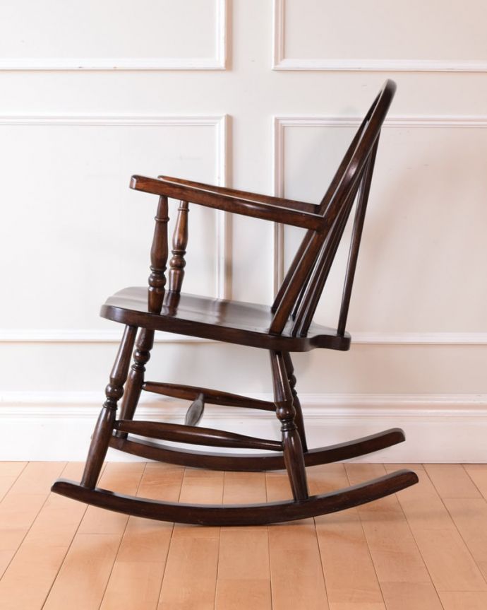 1Pソファ(ラウンジチェア) アンティーク チェア ロッキングチェアー 横から見てもカッコいい!バツグンの掛け心地が自慢のロッキングチェア。(q-401-c)