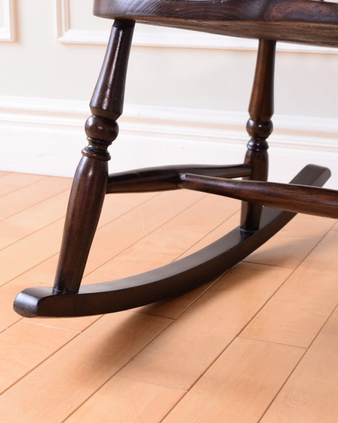 1Pソファ(ラウンジチェア) アンティーク チェア ロッキングチェアー 床を滑らせて移動出来ますHandleではアンティークチェアの脚の裏にフェルトキーパーをお付けしています。(q-401-c)