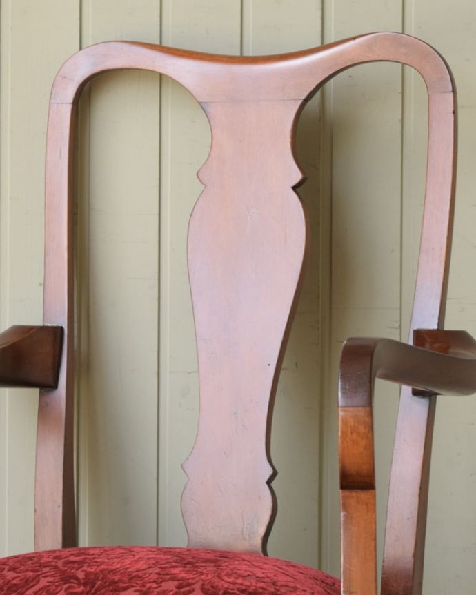 ダイニングチェア　アンティーク チェア　アームチェアー　ベースバックに描かれた花瓶クイーンアンチェアの一番の特長が曲線を描く背もたれ平板。(q-403-c)