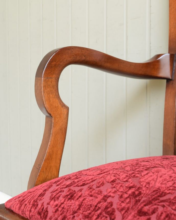 ダイニングチェア　アンティーク チェア　アームチェアー　アーム部分にも注目肘を掛けておけるアームチェアは座ったときにやっぱりラク。(q-403-c)