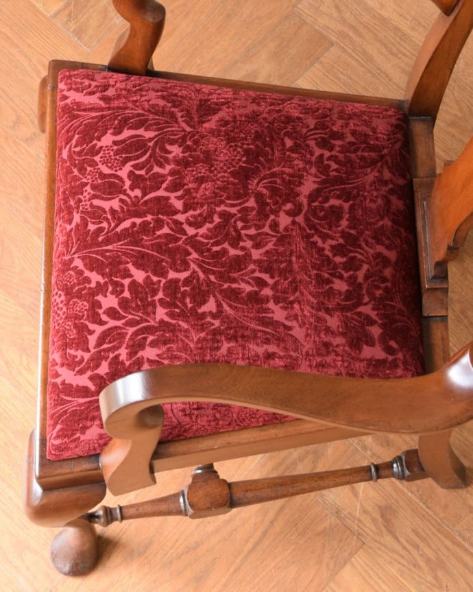 ダイニングチェア　アンティーク チェア　アームチェアー　新しく貼り替えました修復の際、座面の生地も新しいものに貼り替えてあります。(q-403-c)