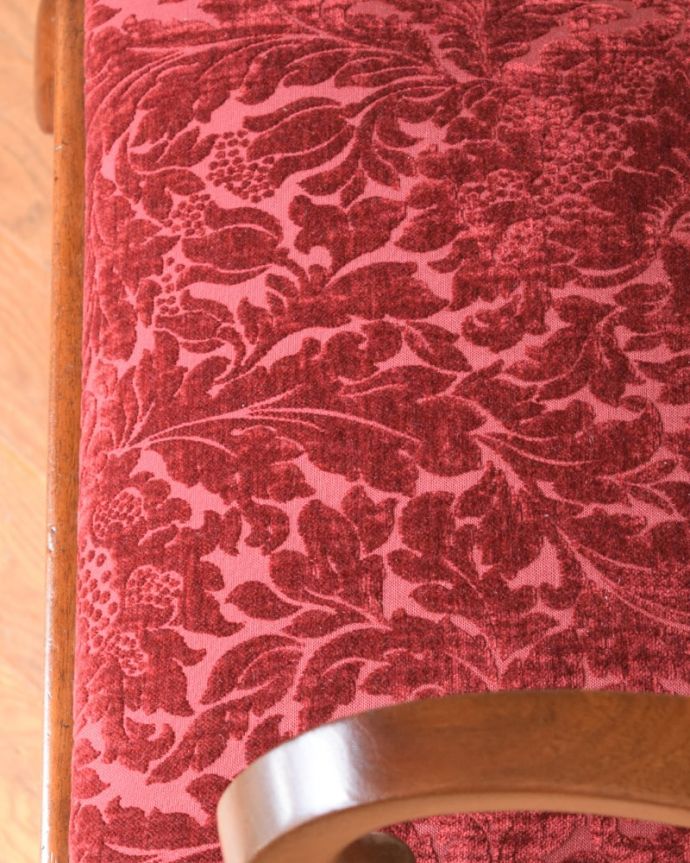 ダイニングチェア　アンティーク チェア　アームチェアー　生地もこだわって選びました椅子の優雅さをそのままにしておきたくて、座面の生地選びにもこだわりました。(q-403-c)