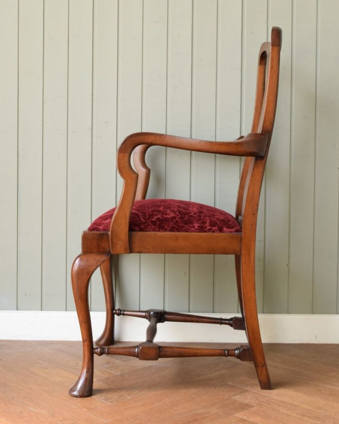 ダイニングチェア　アンティーク チェア　アームチェアー　横から見ても優雅な立ち姿しっかり組み直してあるので、横から見てもキレイです。(q-403-c)