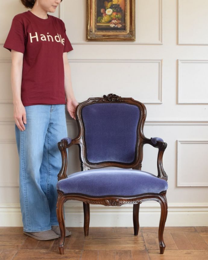 1Pソファ(ラウンジチェア) アンティーク チェア フレンチアームチェア フランスらしい優雅さたっぷりのサロンチェアもともとお客さまを招くサロンで使われていた椅子。(q-404-c)