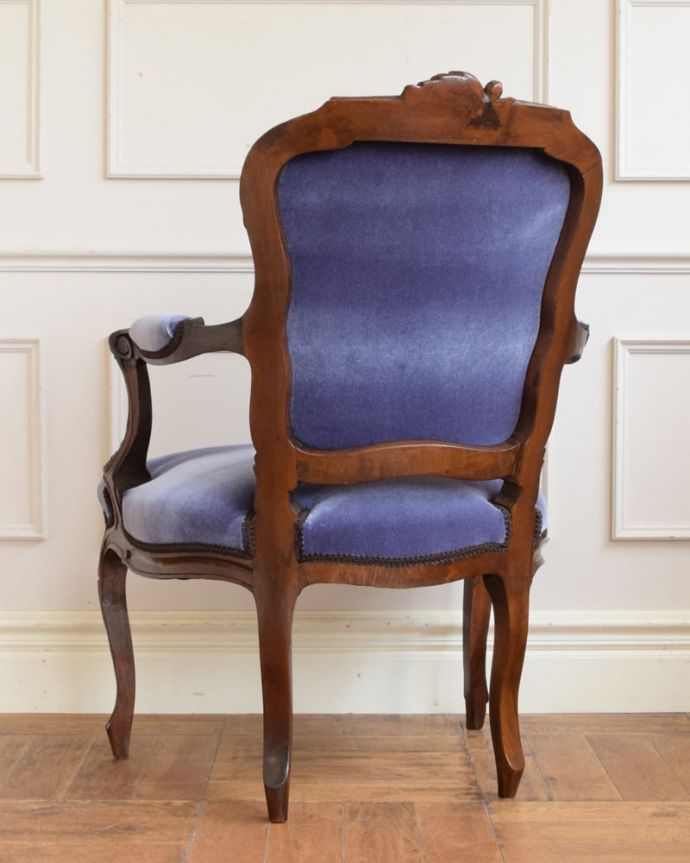 1Pソファ(ラウンジチェア) アンティーク チェア フレンチアームチェア 後ろ姿からも感じられる気品アンティークの椅子はもちろん新品ではないので経年変化によるキズはありますが、専門の職人がしっかり修復しました。(q-404-c)