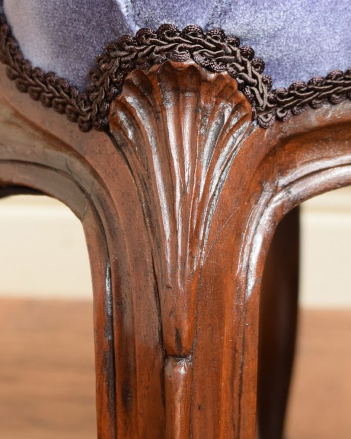 1Pソファ(ラウンジチェア) アンティーク チェア フレンチアームチェア。うっとりするほど細かい細工まだ機械の発達していない時代に、手作業で作られた細かい細工。(q-404-c)