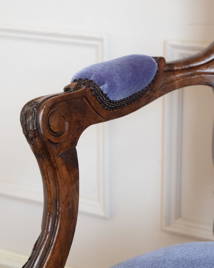 1Pソファ(ラウンジチェア) アンティーク チェア フレンチアームチェア 肘掛け部分にまで美しい彫腕を乗せてゆったりくつろげるアームの部分にも彫。(q-404-c)