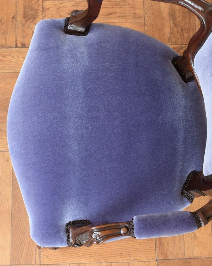 1Pソファ(ラウンジチェア) アンティーク チェア フレンチアームチェア 新しく貼り替えました修復の際、座面の生地も新しいものに貼り替えてあります。(q-404-c)