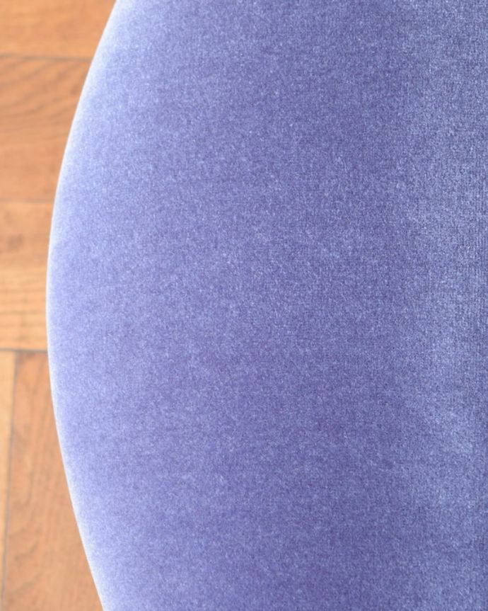 1Pソファ(ラウンジチェア) アンティーク チェア フレンチアームチェア 生地もこだわって選びました椅子の優雅さをそのままにしておきたくて、座面の生地選びにもこだわりました。(q-404-c)