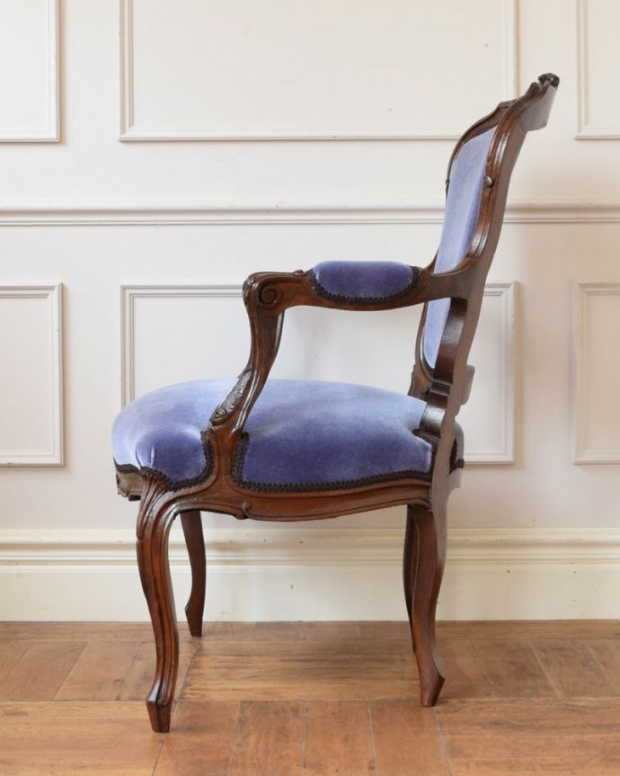 1Pソファ(ラウンジチェア) アンティーク チェア フレンチアームチェア 横から見ても優美な立ち姿しっかり組み直したサロンチェアは横から見てもキレイです。(q-404-c)