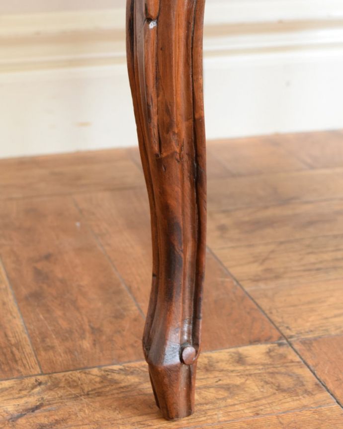 1Pソファ(ラウンジチェア) アンティーク チェア フレンチアームチェア 床を滑らせて移動出来ますHandleではアンティークチェアの脚の裏にフェルトキーパーをお付けしています。(q-404-c)