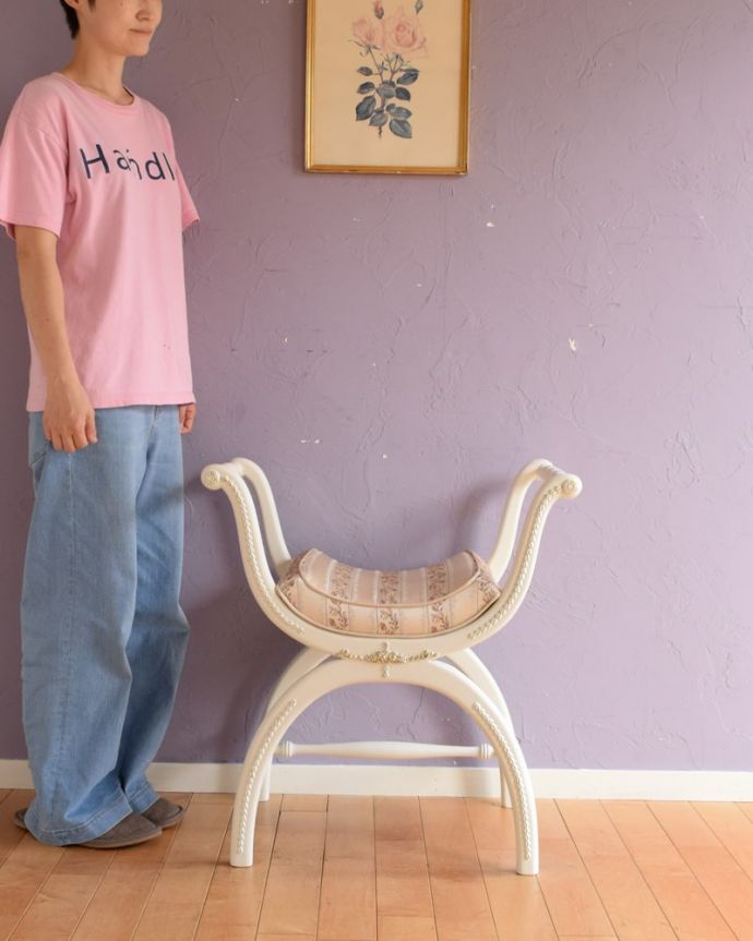 スツール・オットマン　アンティーク チェア　(ホワイトペイント)スツール　座ったり、飾ったり･･･お家の中の様々シーンで活躍してくれるアンティークのスツール。(q-406-c)