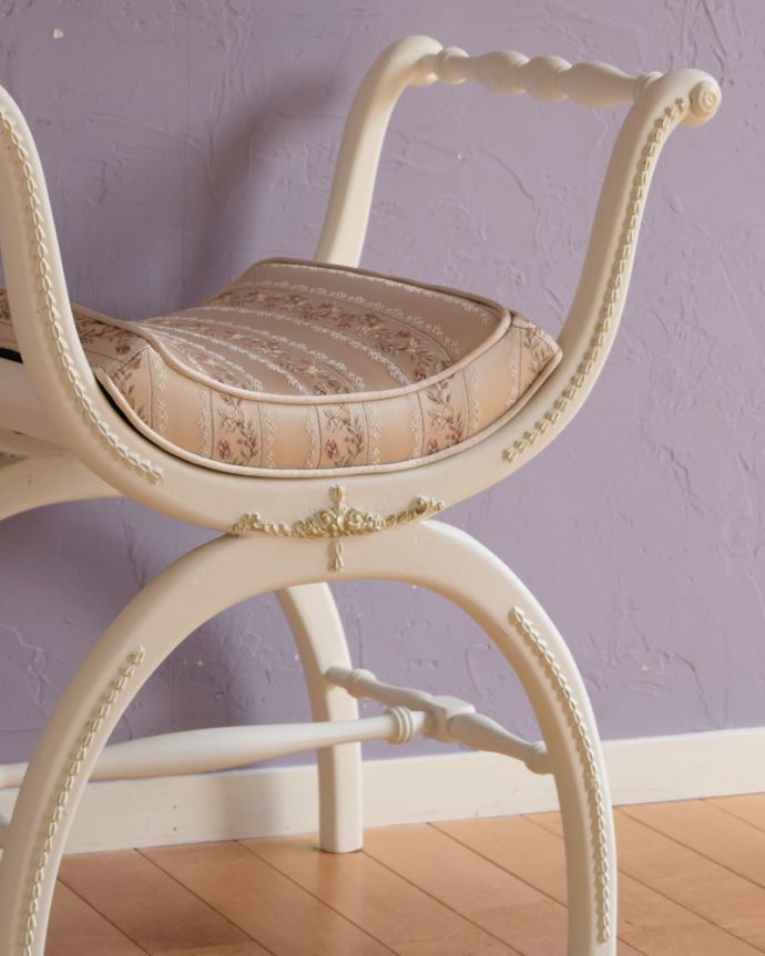 スツール・オットマン　アンティーク チェア　(ホワイトペイント)スツール　うっとりするほど細かい細工まだ機械の発達していない時代に、手作業で作られた細かい細工。(q-406-c)