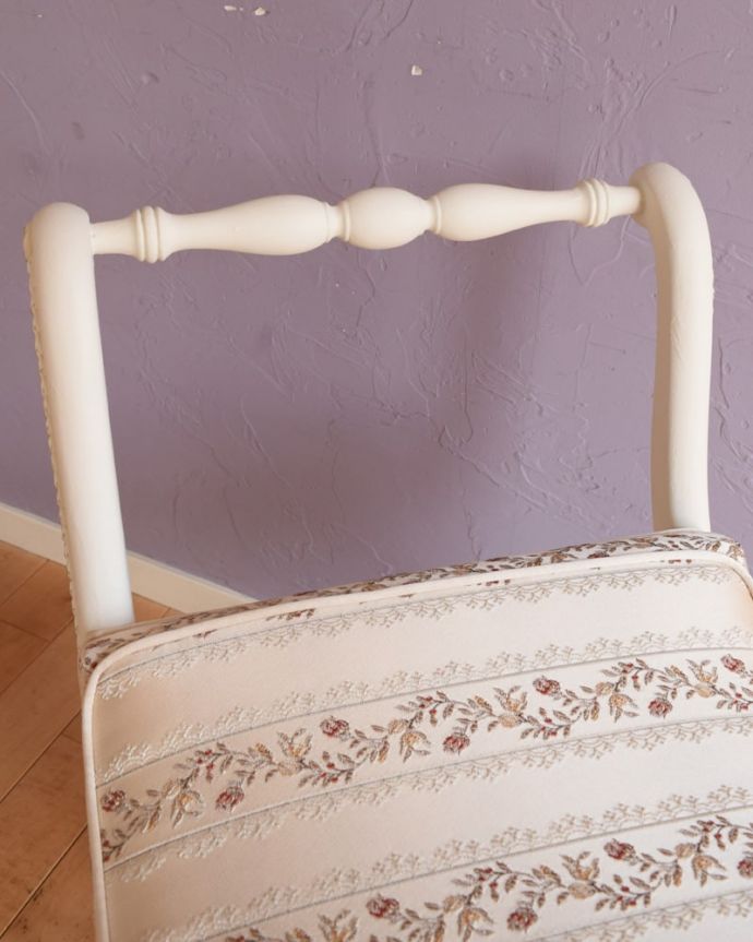 スツール・オットマン　アンティーク チェア　(ホワイトペイント)スツール　デザインされたアーム部分肘を掛けれるようにデザインされたアームの形まで優雅なんです。(q-406-c)