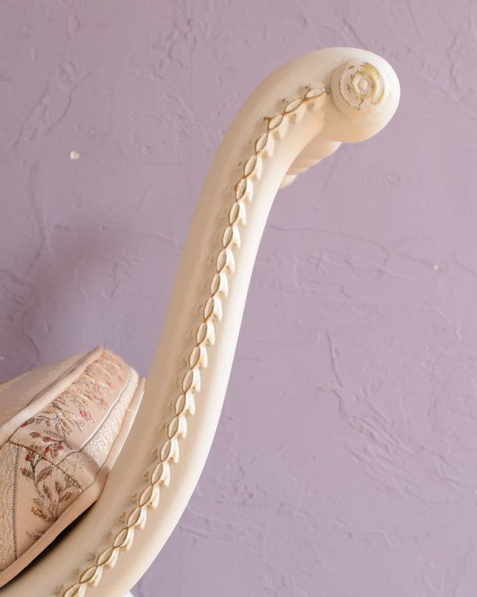 スツール・オットマン　アンティーク チェア　(ホワイトペイント)スツール　うっとりするほど細かい細工まだ機械の発達していない時代に、手作業で作られた細かい細工。(q-406-c)