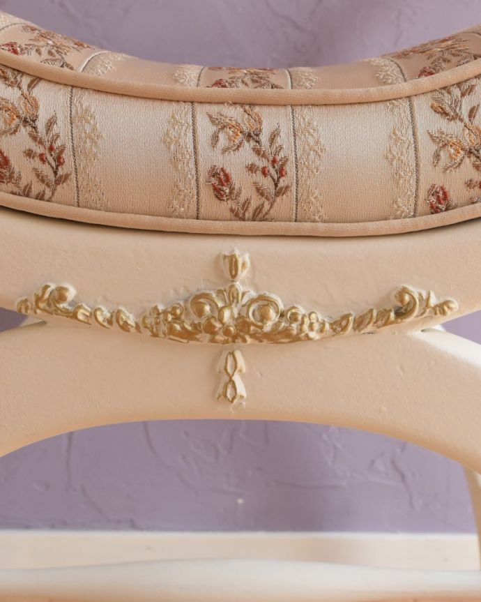 スツール・オットマン　アンティーク チェア　(ホワイトペイント)スツール　フランスらしい彫りフランスらしさの象徴とも言える、優雅な彫りの装飾。(q-406-c)