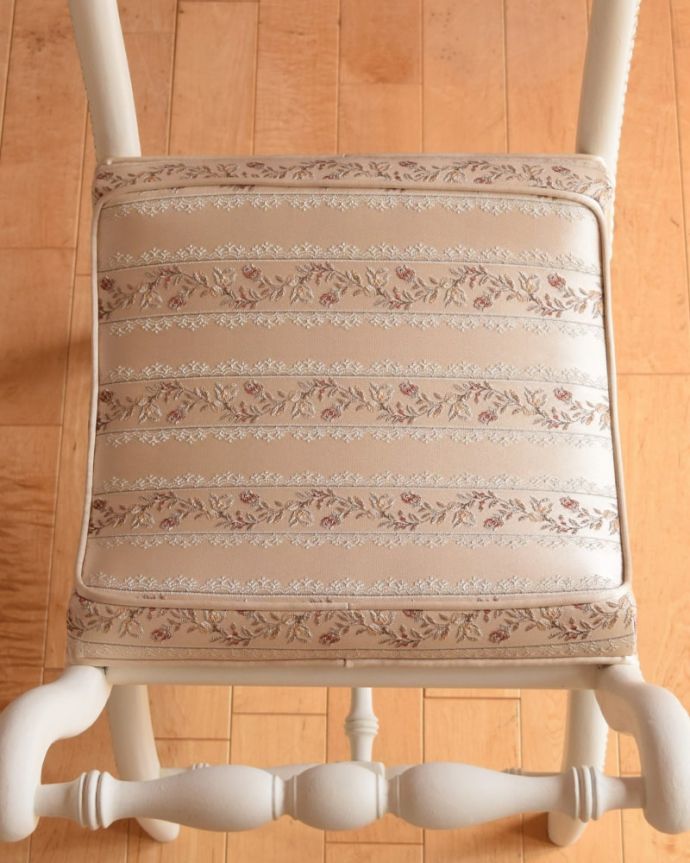 スツール・オットマン　アンティーク チェア　(ホワイトペイント)スツール　座面を上から見るとこんな感じ座面は布貼りなので、長時間座っても疲れません。(q-406-c)