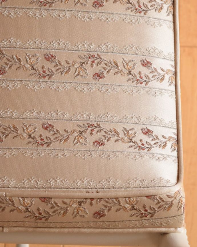 スツール・オットマン　アンティーク チェア　(ホワイトペイント)スツール　生地のセレクトにもこだわりました優雅なアンティークチェアの雰囲気をそのままに、一番似合う貼り座をじっくり選びました。(q-406-c)