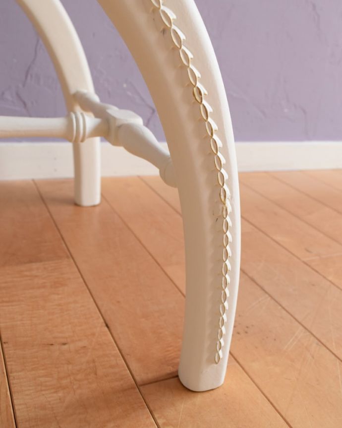 スツール・オットマン　アンティーク チェア　(ホワイトペイント)スツール　移動もラクラクの理由は…Handleではアンティークチェアの脚の裏にフェルトキーパーをお付けしています。(q-406-c)