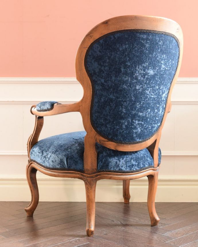 アンティークのパーソナルチェアの後ろ姿