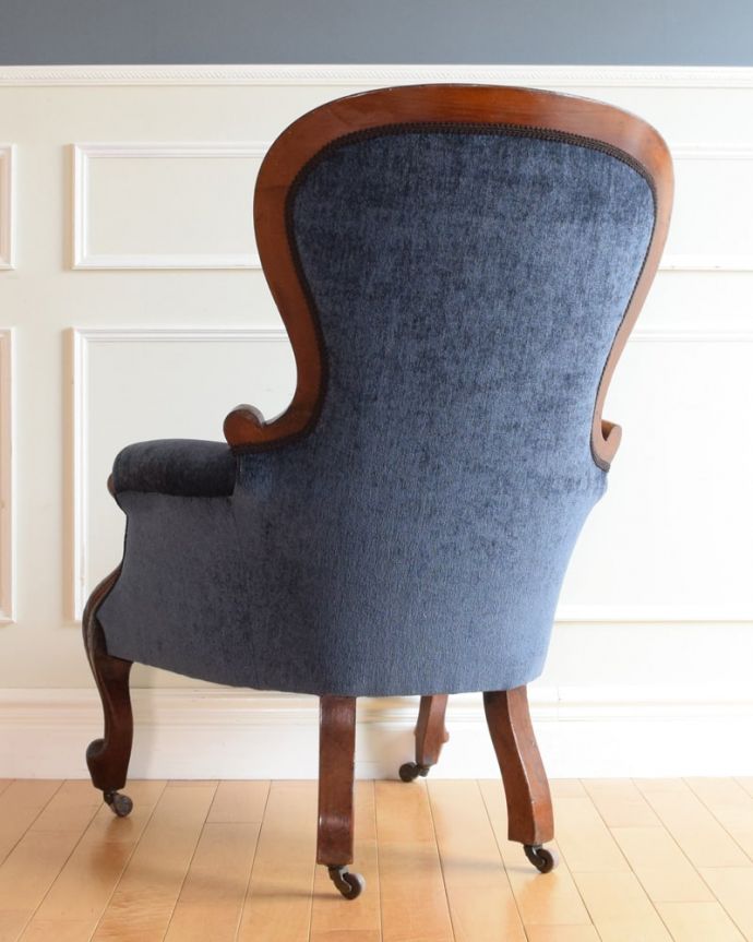 パーソナルチェア アンティークチェア・椅子 イージーチェアー 後ろ姿も上品です並べた時に後ろから見ることも多い椅子。(q-408-c)