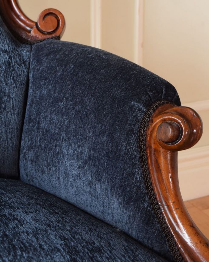 パーソナルチェア アンティークチェア・椅子 イージーチェアー アーム部分にも注目肘を掛けておけるアームチェアは座ったときにやっぱりラク。(q-408-c)