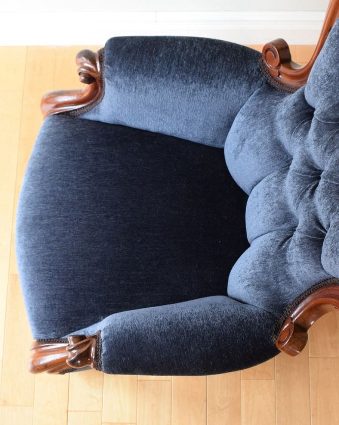 パーソナルチェア アンティークチェア・椅子 イージーチェアー 大切な自分だけの時間にナーシングチェアは座面がゆったりと広め。(q-408-c)