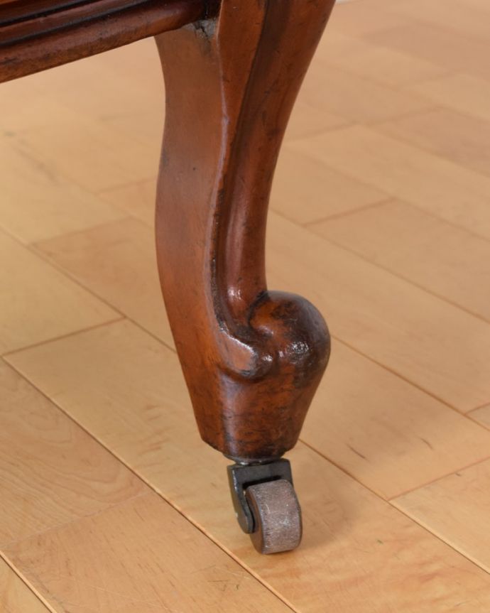 パーソナルチェア アンティークチェア・椅子 イージーチェアー 脚先にはキャスターがアンティークのものは現代のもののようにプラスチックではないため動きはよくありませんが調整したので動きます。(q-408-c)