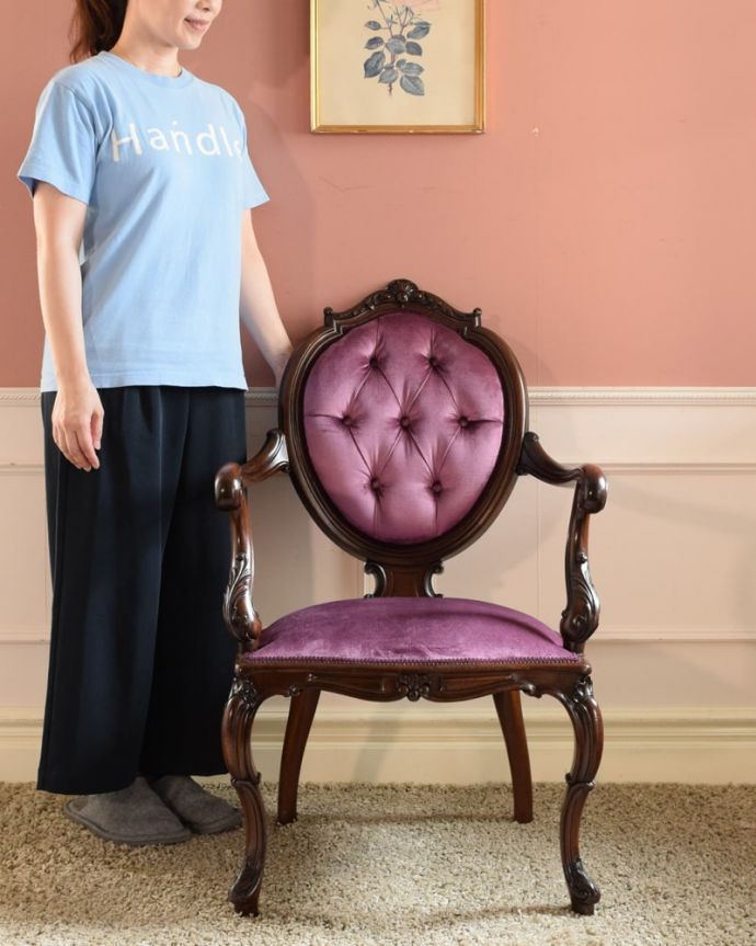 パーソナルチェア　アンティークチェア・椅子　アンティークサロンチェア、優雅なアーム付きの英国チェア　「見る」だけで幸せになるアンティークの椅子最高級のアンティークチェアは、座って使う楽しみ以外に目で見て楽しめます。(q-409-c)