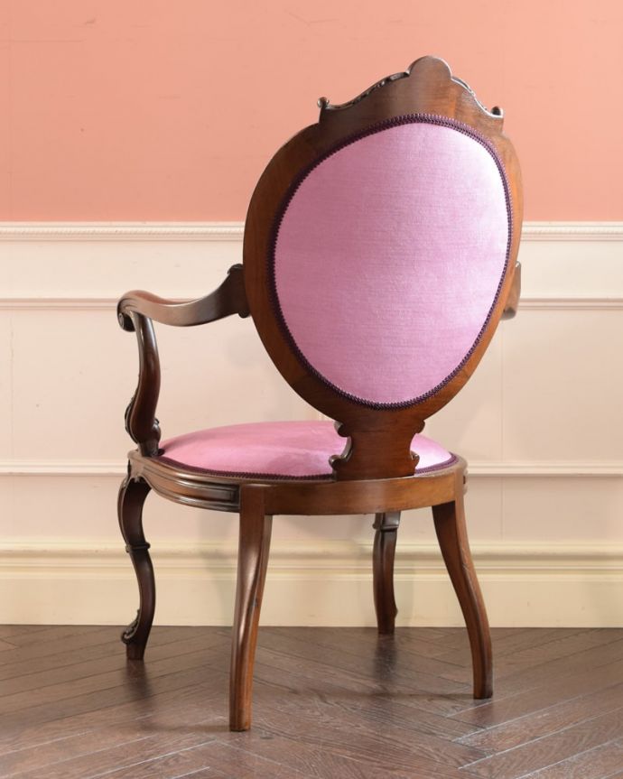 パーソナルチェア　アンティークチェア・椅子　アームチェアー　後ろ姿からも感じられる気品アンティークの椅子はもちろん新品ではないので経年変化によるキズはありますが、専門の職人がしっかり修復しました。(q-409-c)