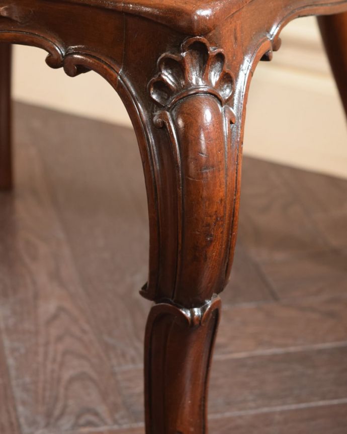 パーソナルチェア　アンティークチェア・椅子　アームチェアー　うっとりするほど細かい細工まだ機械の発達していない時代に、手作業で作られた細かい細工。(q-409-c)