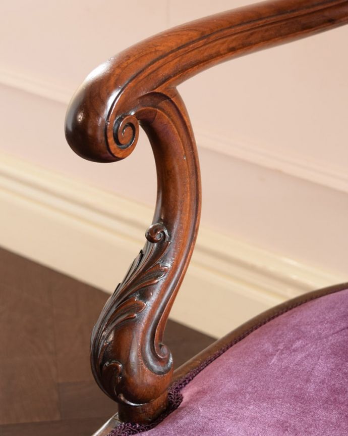 パーソナルチェア　アンティークチェア・椅子　アンティークサロンチェア、優雅なアーム付きの英国チェア　アーム部分にも注目肘を掛けておけるアームチェアは座ったときにやっぱりラク。(q-409-c)