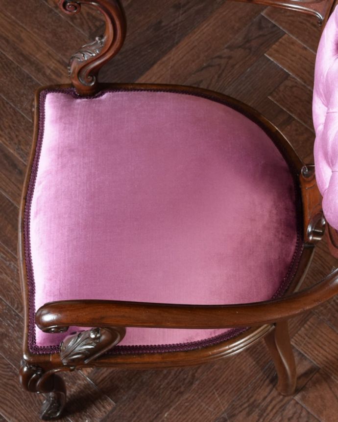 パーソナルチェア　アンティークチェア・椅子　アンティークサロンチェア、優雅なアーム付きの英国チェア　新しく貼り替えました修復の際、座面の生地も新しいものに貼り替えてあります。(q-409-c)