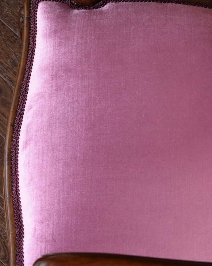 パーソナルチェア　アンティークチェア・椅子　アンティークサロンチェア、優雅なアーム付きの英国チェア　生地もこだわって選びました椅子の優雅さをそのままにしておきたくて、座面の生地選びにもこだわりました。(q-409-c)